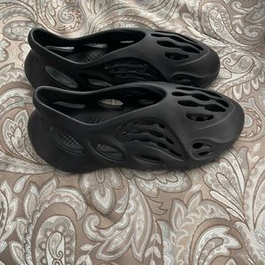 Size 10 Onyx Yeezy foam runner